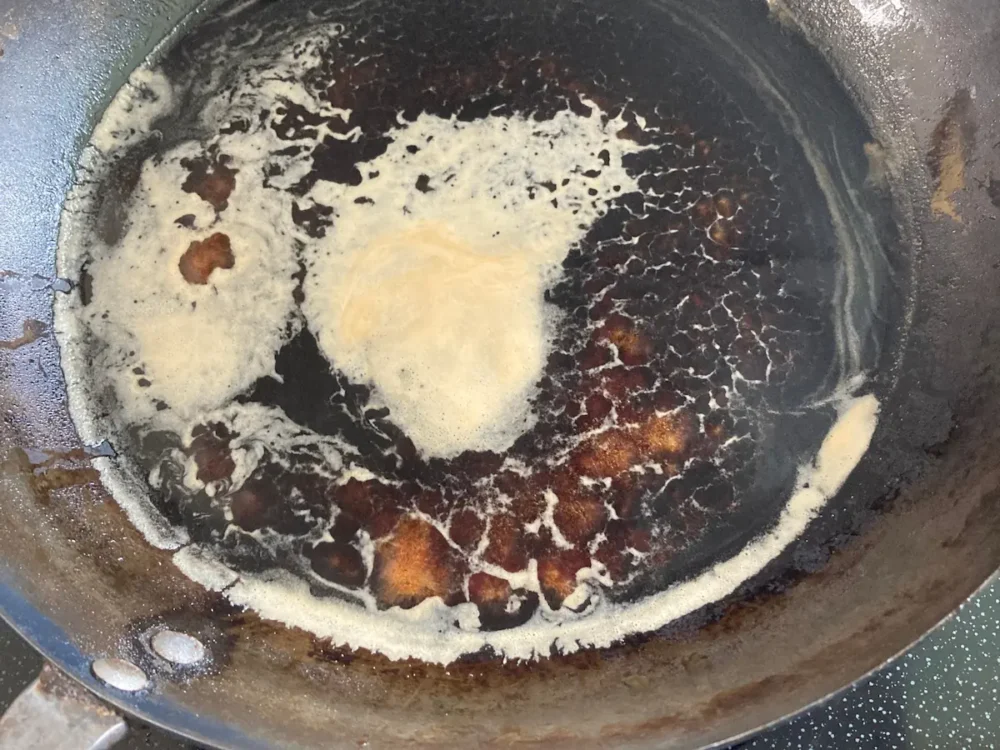 無添加調味料でゴーヤのつくだ煮レシピ、フライパンで調味料を沸騰させる画像