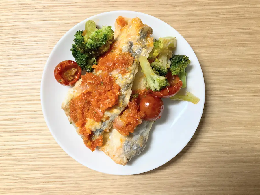 白身ムニエルと３種野菜のトマトソース盛り付け画像