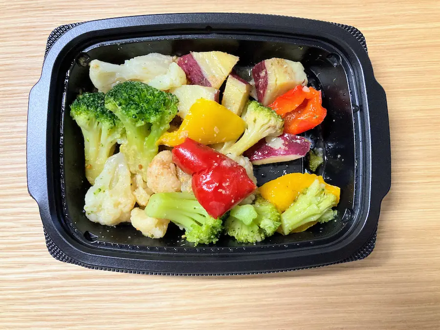 デリOisix彩り温野菜のごまドレサラダの中身画像