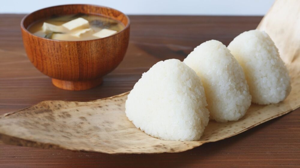 味噌汁レシピの味噌汁とおにぎり画像