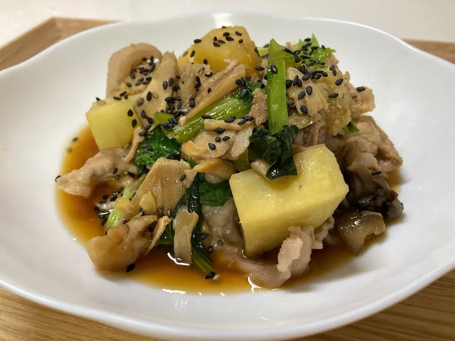 オイシックス豚肉とさつまいもの黒ごま甘辛炒め完成画像