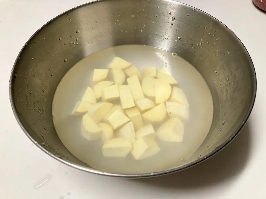 さつまいもを切って水にさらした画像
