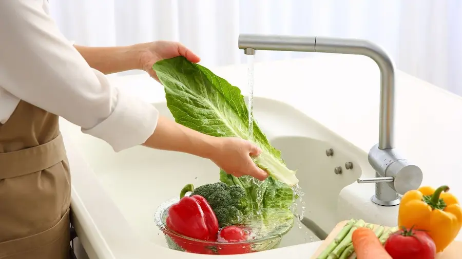 野菜を洗う画像