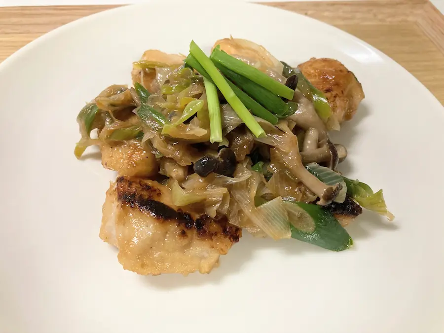 完成した柚子胡椒添え！香ばし鶏のねぎま風の盛り付け写真
