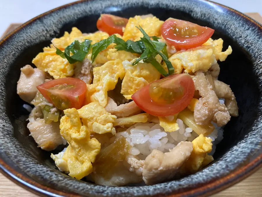 完成したごろっと焼きネギ照りたま丼の盛り付け写真