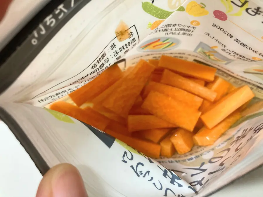 らでぃっしゅぼーやお試しセットのにんじんをピクルスの素につけた画像