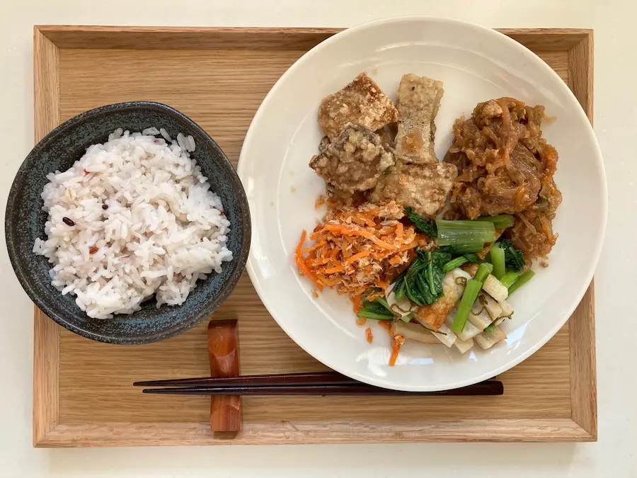 シェフの無添つくりおきBセットを盛り付けた1食分。ぶりの竜田揚げ・ヘルシー麻婆こんにゃく・人参のしりしりと雑穀ごはん