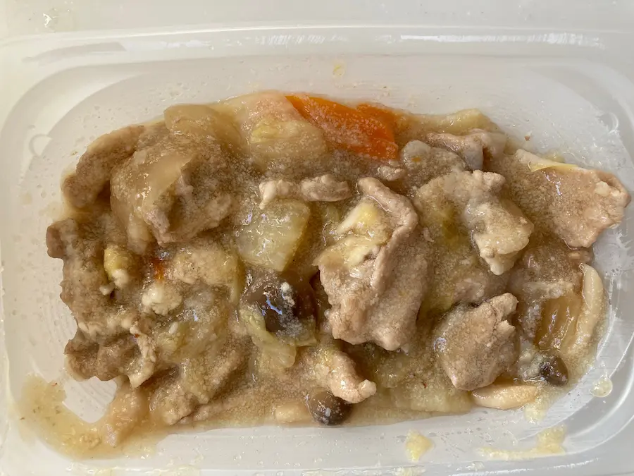 豚肉と野菜のうま煮の中身。豚ロース肉・白菜・玉葱・ぶなしめじ・人参が入っている