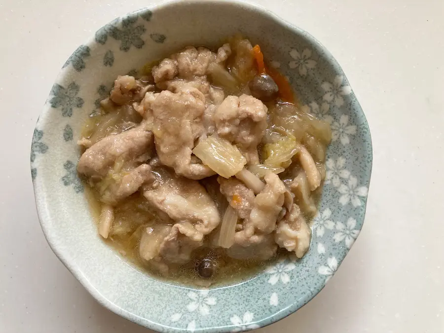 冷凍した豚肉と野菜のうま煮を冷蔵庫で半解凍し電子レンジで加熱した状態。とろみは少し弱くなったが味は変わらなかった
