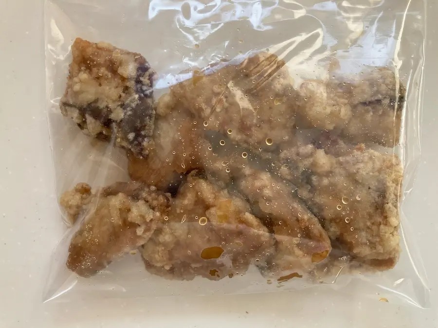 冷凍したぶりの竜田揚げ。保存袋に移して冷凍した状態